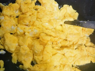 西红柿炒鸡蛋,炒到鸡蛋成型，并用锅铲切成散块，炒好后把鸡蛋盛出放入盘里