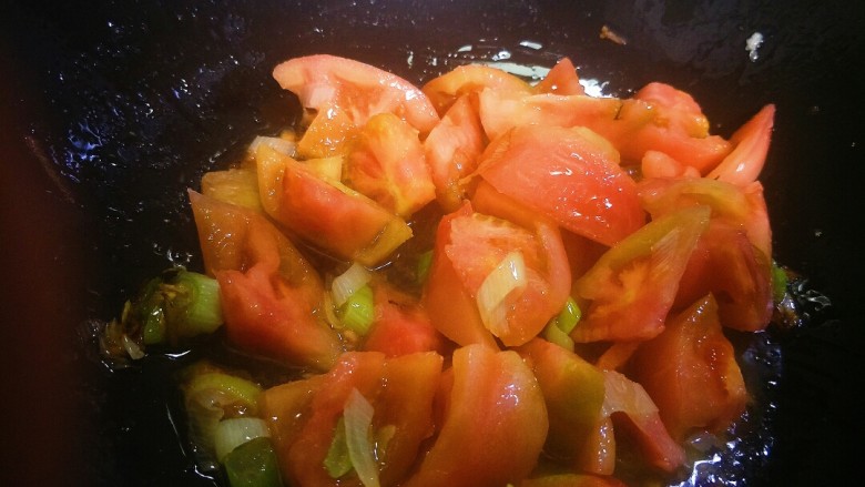 西红柿炒鸡蛋,放入西红柿翻炒至变软