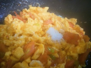 西红柿炒鸡蛋,出锅前放入糖，翻炒均匀