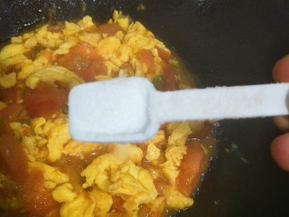 西红柿炒鸡蛋,再放入盐，翻炒均匀