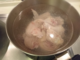 咸菜鸡汤,起热水烫洗净