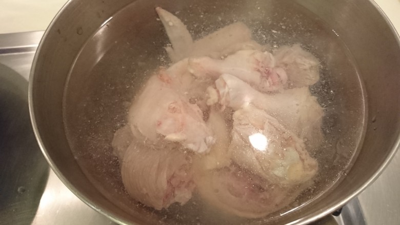 咸菜鸡汤,起热水烫洗净