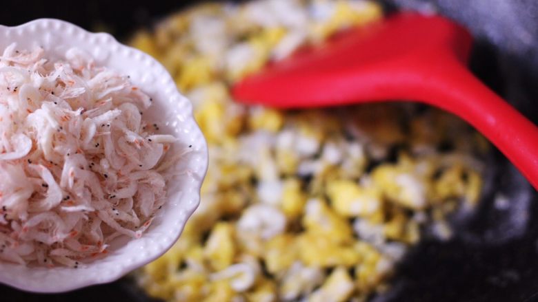 人人都喜爱的翠玉韭菜盒子🥙,炒好的鸡蛋放凉后、加入淡干虾皮
