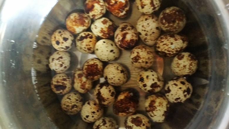 五香鹌鹑蛋,锅添水，放入鹌鹑蛋