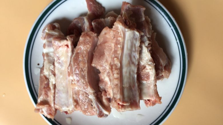 烤排骨,猪排骨洗净后切成约6cm的小段
