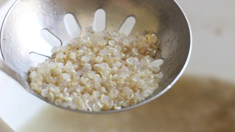 藜麦果蔬沙拉,锅中注入清水，大火煮沸，加入藜麦煮10-15分钟，直至藜麦颜色变透明。