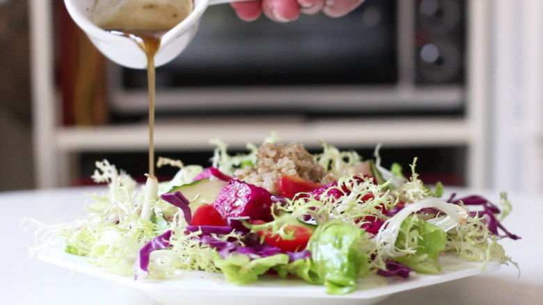 藜麦果蔬沙拉,食用时将调好的沙拉汁淋入盘中即可。