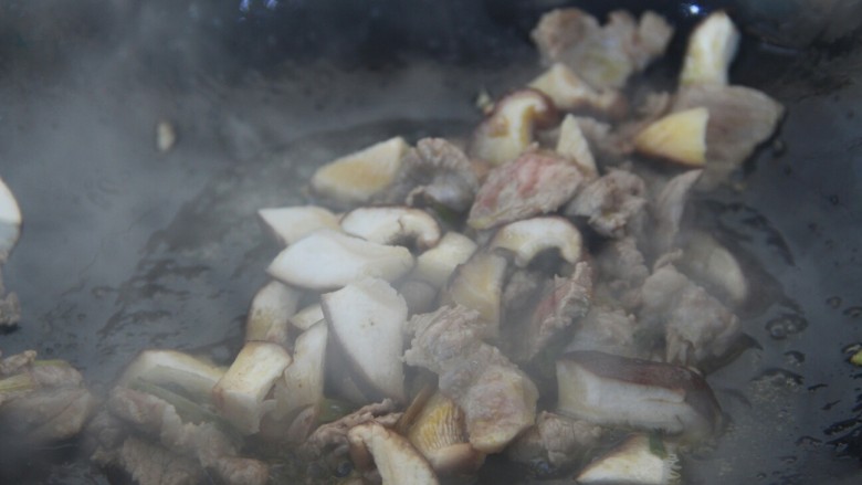 孜然牛肉香菇炒饭,牛肉快炒熟了，放香菇继续炒