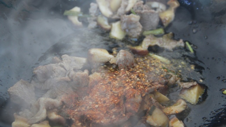孜然牛肉香菇炒饭,然后加入烧烤料