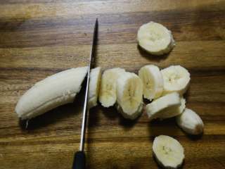 低脂百香果沙拉,香蕉剥皮切片。