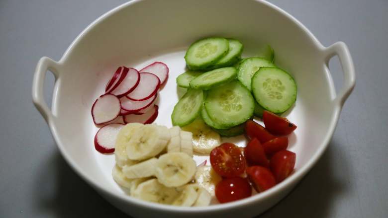 低脂百香果沙拉,根茎和水果切好备用。