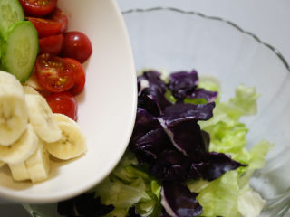低脂百香果沙拉,根茎和水果倒入生菜中。