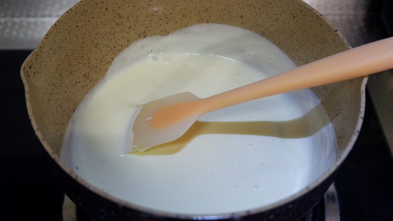 百香果奶冻,用小火加热至砂糖融化奶油微沸。离火