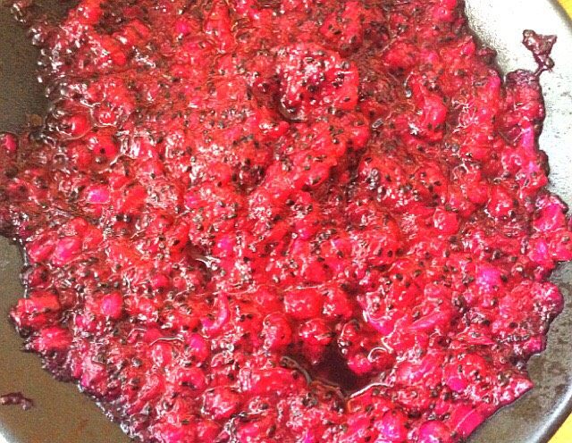 炒果蔬空心面,100克的面粉加入适量红心火龙果泥和成面团