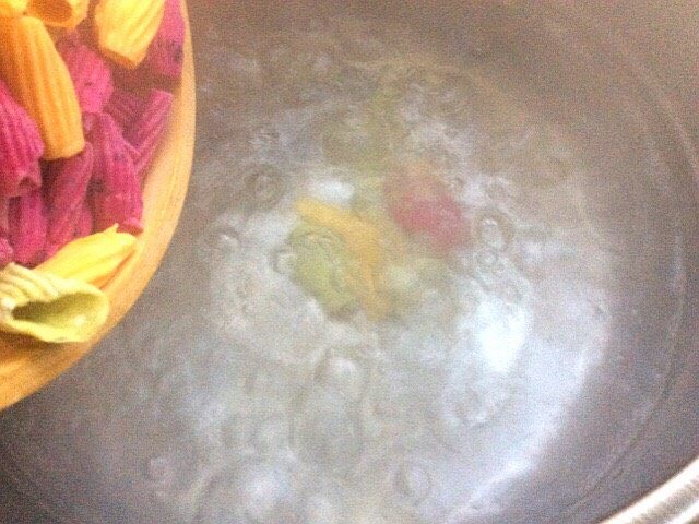炒果蔬空心面,另一个锅烧水，水开后下入做好的空心面
