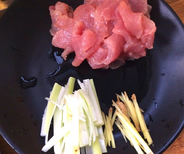 炒果蔬空心面,肉切片，葱姜切丝