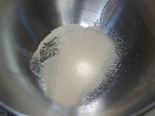 圆白菜虾皮素包子,酵母先放入盆内加入温水搅拌至酵母融化，静置10分钟





