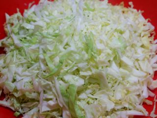 圆白菜虾皮素包子,发酵期间制作馅料。 圆白菜洗净切碎。