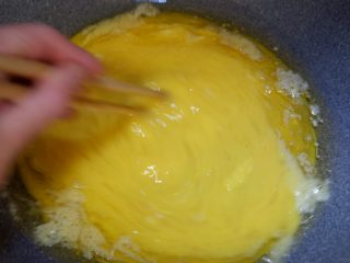 圆白菜虾皮素包子,一边倒蛋液一边用筷子画圈搅拌。
