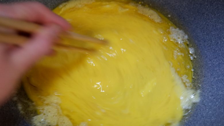 圆白菜虾皮素包子,一边倒蛋液一边用筷子画圈搅拌。
