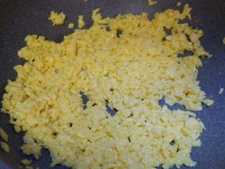 圆白菜虾皮素包子,这样炒熟的鸡蛋是很松散的，适合做馅料。不用在切碎了