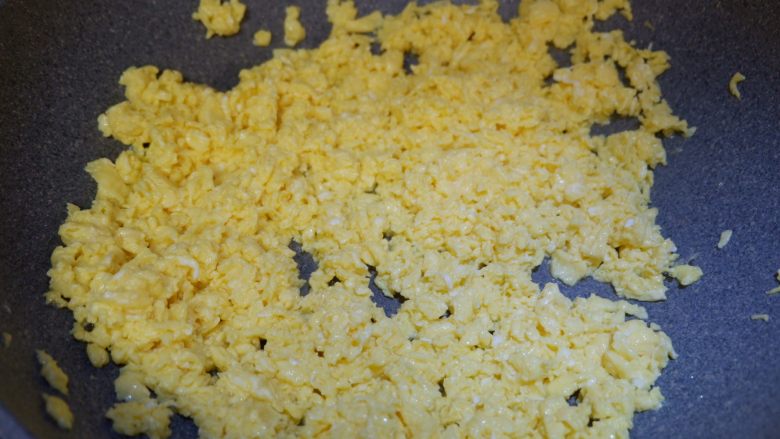 圆白菜虾皮素包子,这样炒熟的鸡蛋是很松散的，适合做馅料。不用在切碎了