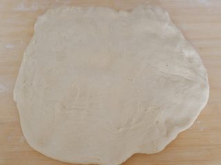 圆白菜虾皮素包子,案板上撒少许干粉，将面团取出按压排气。
