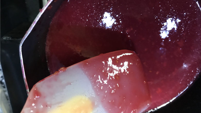 纯醇的覆盆子果蓉,刮刀上可以看到很厚的浆了。