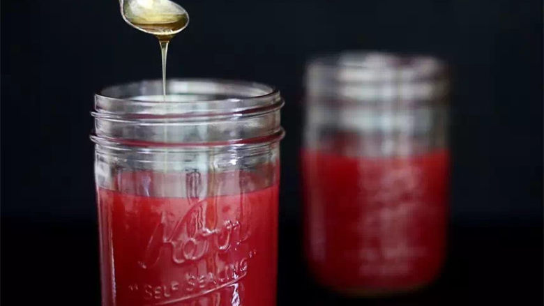 纯醇的覆盆子果蓉,果蓉可以拌上蜂蜜冲水饮用。