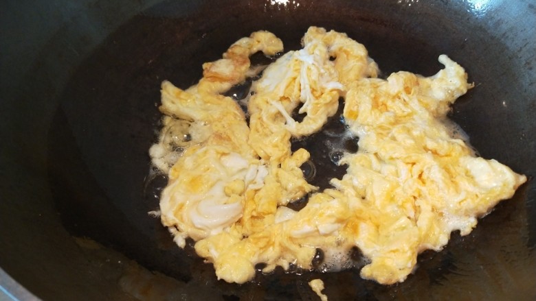 减肥系列菜\苦瓜炒鸡蛋,锅中放适量油烧热，倒入鸡蛋液炒均匀装盘备用。