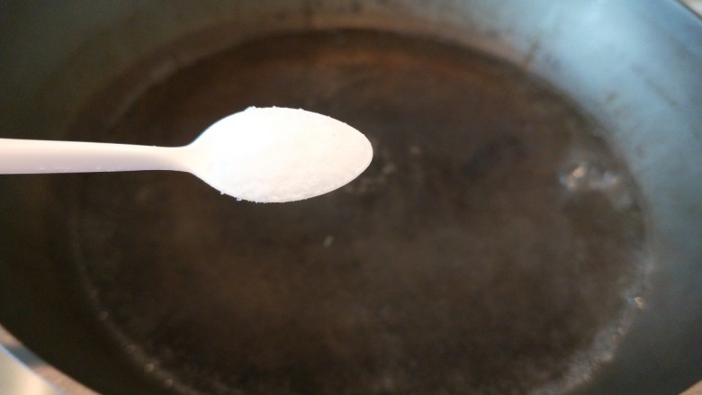 减肥系列菜\苦瓜炒鸡蛋,锅中放入适量水烧开，加入适量盐，