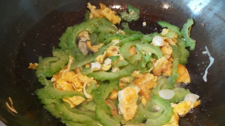 减肥系列菜\苦瓜炒鸡蛋,炒均匀即可出锅。