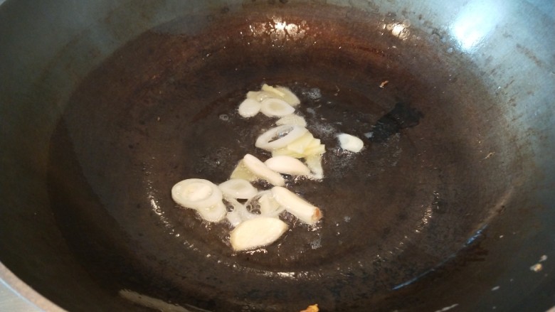 减肥系列菜\苦瓜炒鸡蛋,锅中放适量油烧热，放入葱姜蒜炒香。