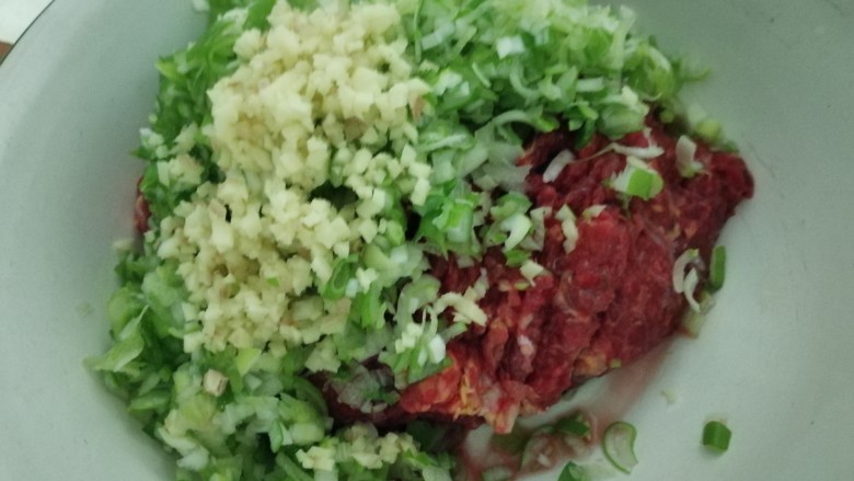 驴肉水饺,<a style='color:red;display:inline-block;' href='/shicai/ 37'>姜</a>切碎，都加到肉馅里。