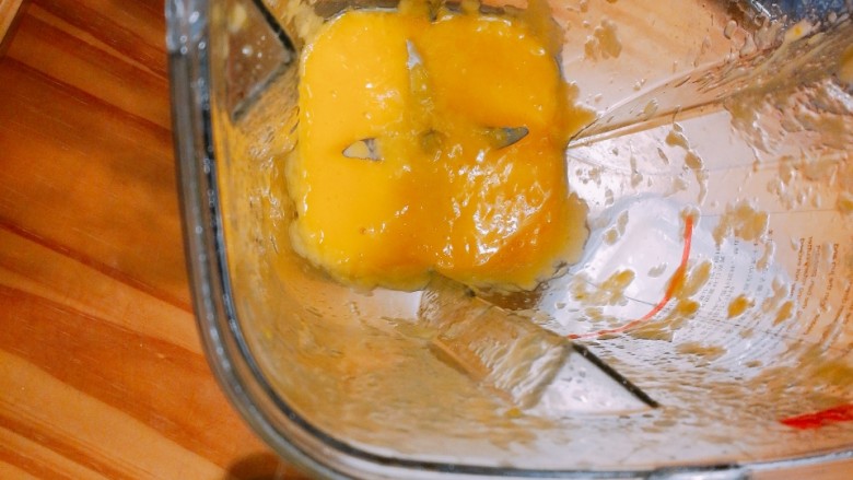 芒果慕斯盒,吉利丁5克加水80克搅拌均匀，隔水融化，加入一半芒果丁，倒入搅拌机中打成浆