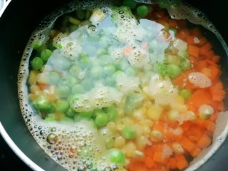 蛋包饭,玉米，红萝卜和青豆放开水里焯熟