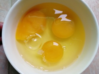 蛋包饭,取一个小碗，把三个鸡蛋打散