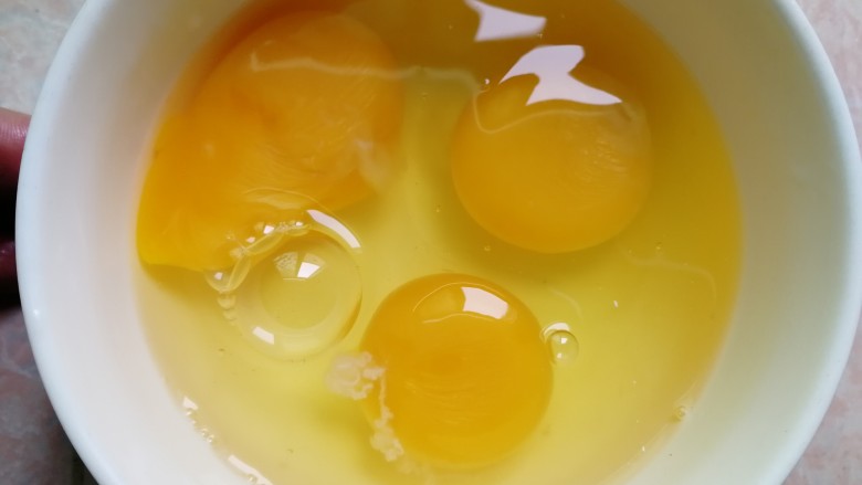 蛋包饭,取一个小碗，把三个<a style='color:red;display:inline-block;' href='/shicai/ 9'>鸡蛋</a>打散