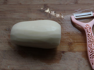 酸辣藕片,用刮皮刀削去外皮，露出白生生的莲藕。