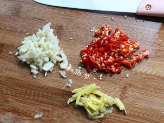 酸辣藕片,然后再切碎，这样更容易释放辣味。同时切些姜蒜。