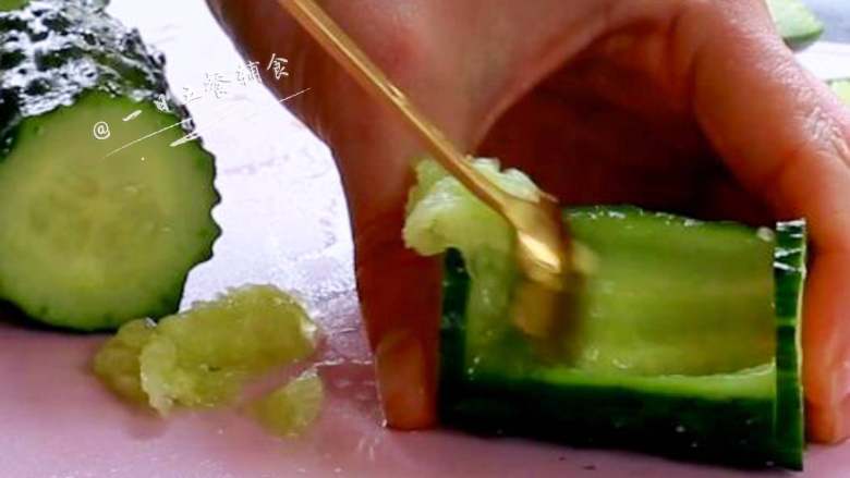 虾仁炒豌豆,用刀沿黄瓜两头往内2mm划半圈，上面削掉一层盖，用勺子把黄瓜肉挖出，底别刮破。