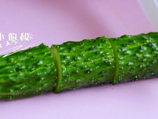 虾仁炒豌豆,黄瓜切差不多大的段，准备做黄瓜碗。