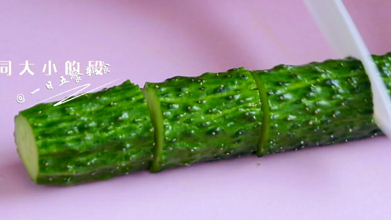 虾仁炒豌豆,黄瓜切差不多大的段，准备做黄瓜碗。