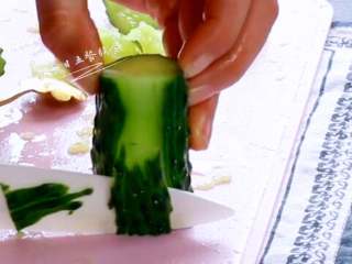 虾仁炒豌豆,用刀在底上切一刀，为了放的稳，不会左右晃动。