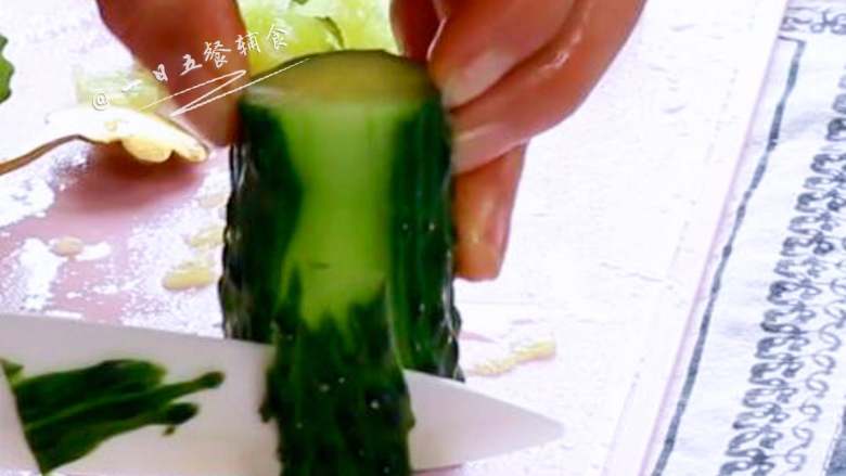 虾仁炒豌豆,用刀在底上切一刀，为了放的稳，不会左右晃动。
