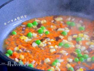 虾仁炒豌豆,加小半碗水煮一会。煮一下胡萝卜更软烂，更适合宝宝吃。