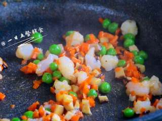 虾仁炒豌豆,水快没了，放虾仁丁，可以加少许盐或虾皮粉，翻炒1分钟出锅。