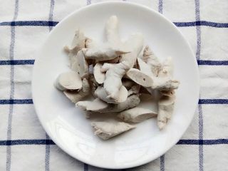 宝宝辅食：杂蔬煮蝴蝶面,肉条切小