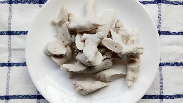 宝宝辅食：杂蔬煮蝴蝶面,肉条切小