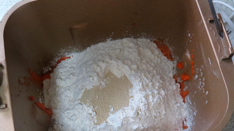 大吉大利之【橘子馒头】,把配方里材料，除了橘子叶外，全部放进面包机桶内
